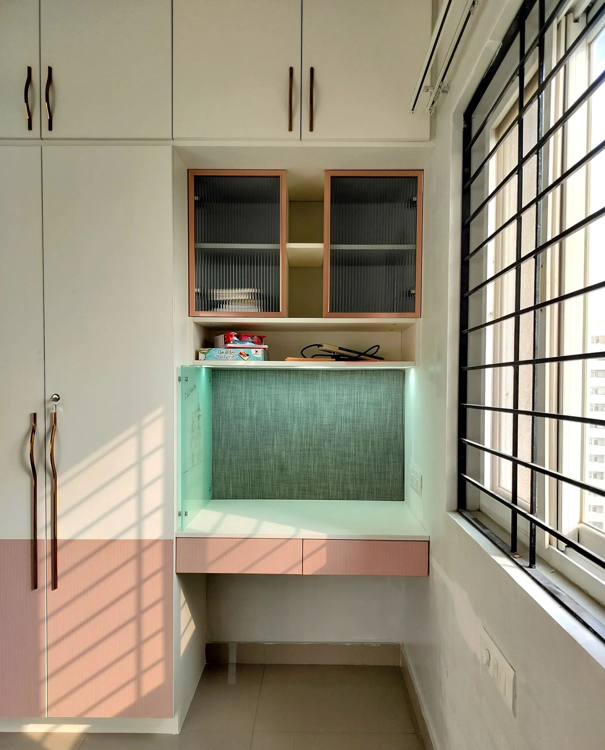 Mirabilis: Warm Minimalist Residence